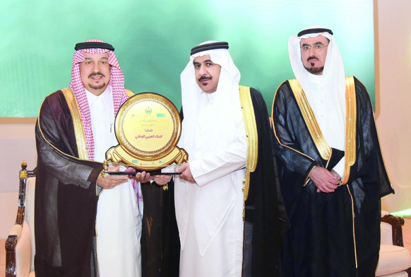أمير الرياض يكرم «العربي الوطني»