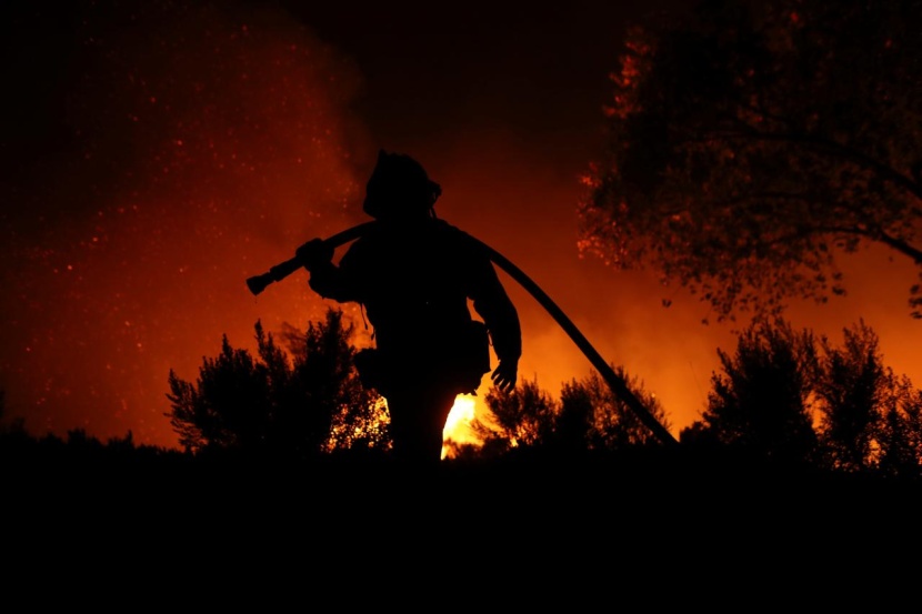 فرق الإطفاء تحرز تقدما في احتواء حرائق جنوب كاليفورنيا و تحذر من أخطار محتملة