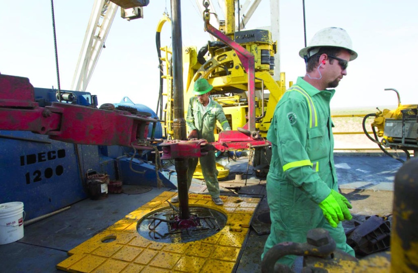 أسعار النفط تعزز مكاسبها بدعم تخفيضات "أوبك" وتعطل أنابيب بحر الشمال