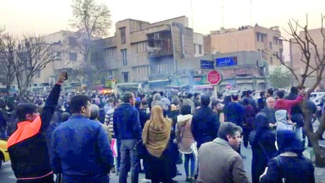  التظاهرات تجتاح شوارع إيران لليوم الثالث .. الفشل الاقتصادي يهز نظام الملالي 