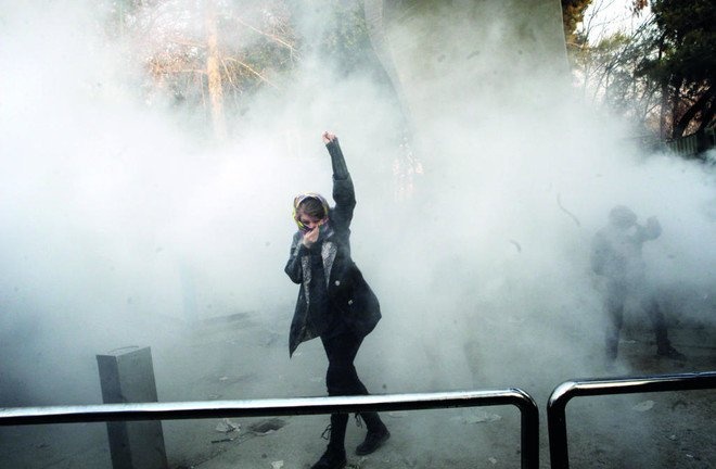 احتجاجات في إيران وأنباء عن مقتل شخصين في غربها وترمب يؤكد حق الشعب في طلب تغير النظام