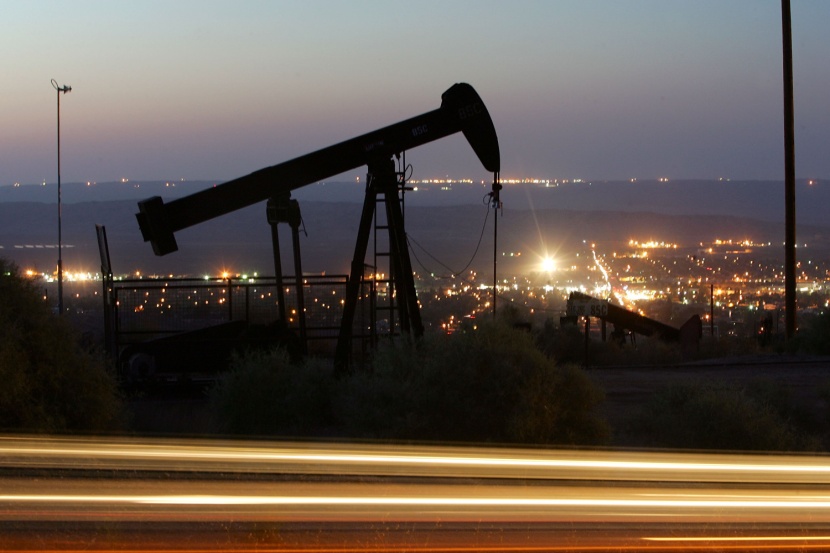 النفط ينزل مع تنامي أنشطة الحفر الأمريكية