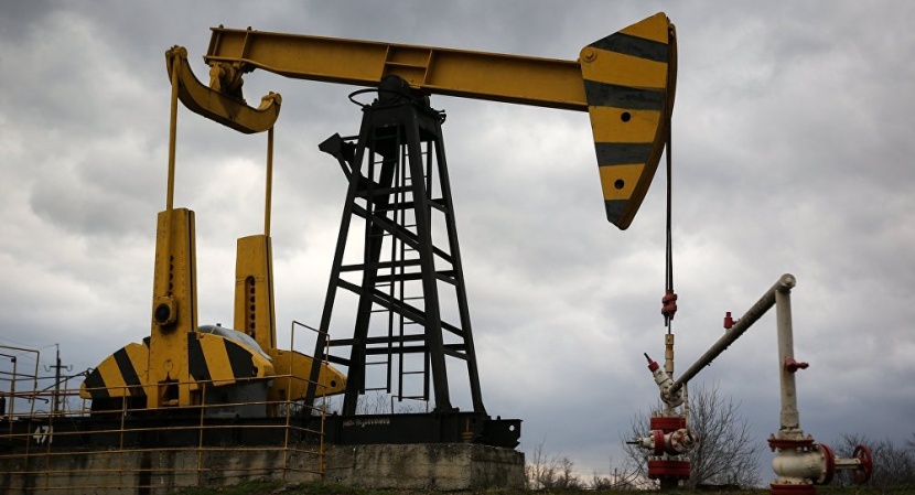 النفط يهبط متأثرا بزيادة مخزونات الوقود الأمريكية