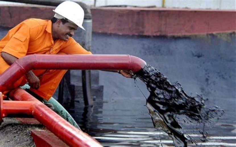 النفط يهبط من مستوى أمس الأعلى منذ ديسمبر 2014