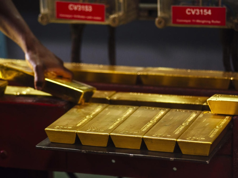 الذهب يهبط مع تعافي الدولار من أدنى مستوى في 3 سنوات