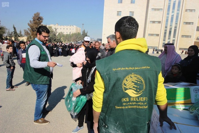 مركز الملك سلمان للإغاثة يوزع الكسوة الشتوية على 574 أسرة سورية في الأردن