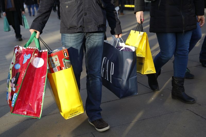 مبيعات التجزئة البريطانية تهبط في ديسمبر لعام شهد أضعف أداء في القطاع
