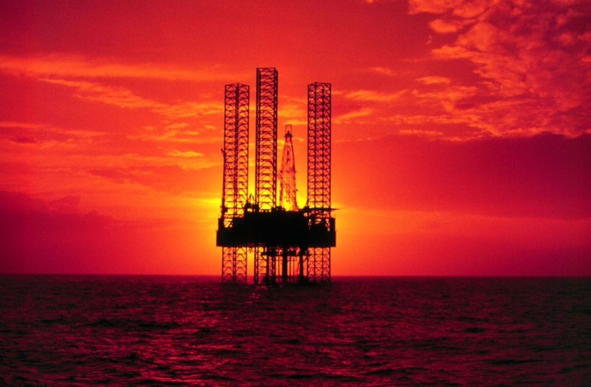 النفط يتراجع بفعل زيادة مخزونات الوقود الأمريكية