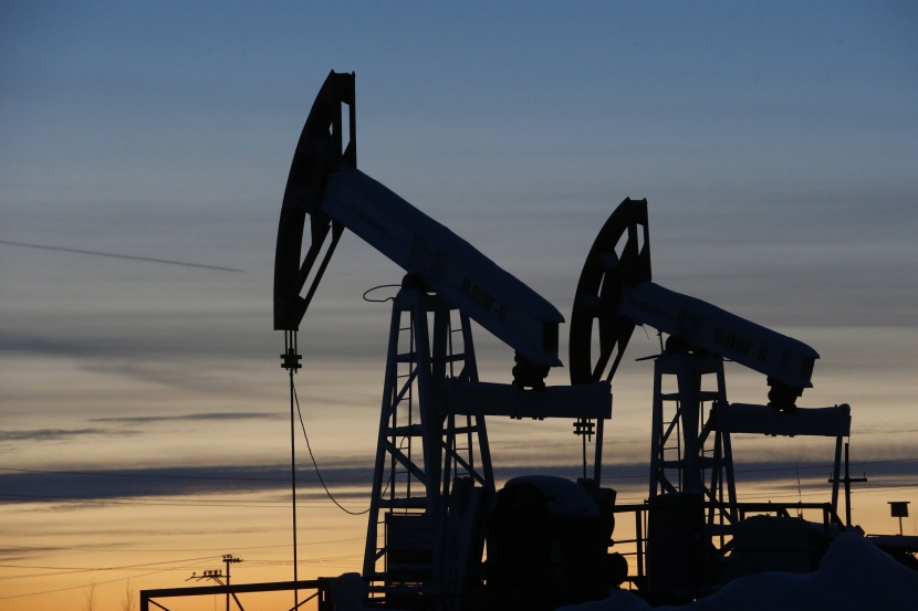 النفط يواصل الانخفاض بفعل قوة الدولار وارتفاع الإنتاج الأمريكي