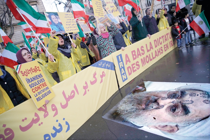 الحرس الثوري يبدد 150 مليار دولار من ثروات الإيرانيين