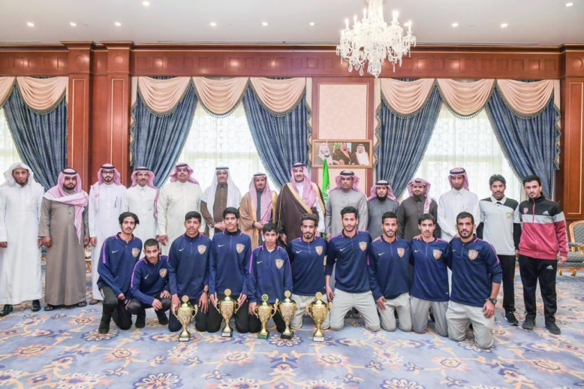 أمير المدينة المنورة يتبرع 
بـ 400 ألف ريـال لنادي الذهب