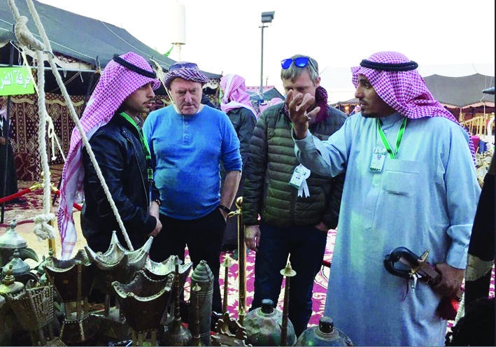 الأجانب في «الجنادرية».. يوثقون تراث المملكة ويشاركون السعوديين مهرجانهم