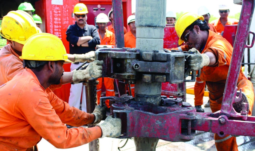النفط يواصل مكاسبه بدعم التزام السعودية بخفض الإنتاج وتراجع الدولار