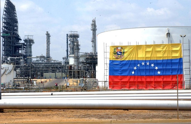 إنتاج فنزويلا من النفط يرتفع إلى 250 ألف برميل يوميا بداية 2018 