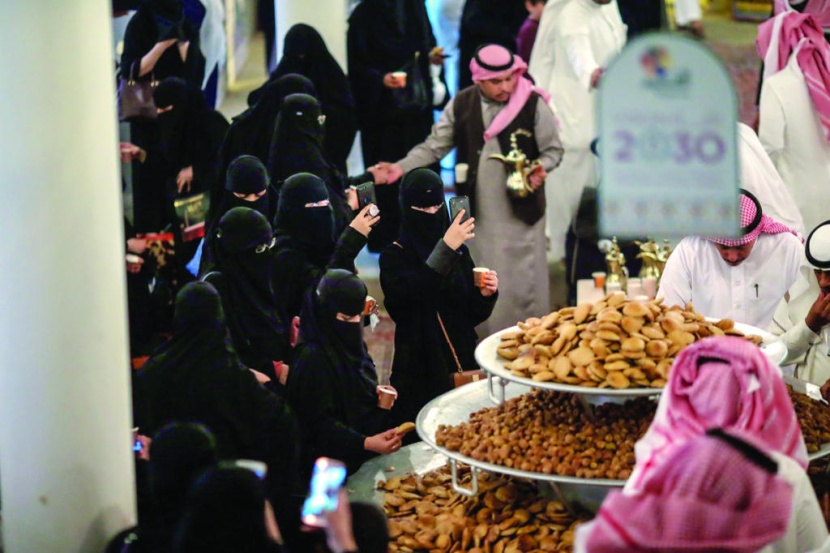 أكبر صينية ضيافة لزوار «الجنادرية» .. 500 ألف قرص كليجا