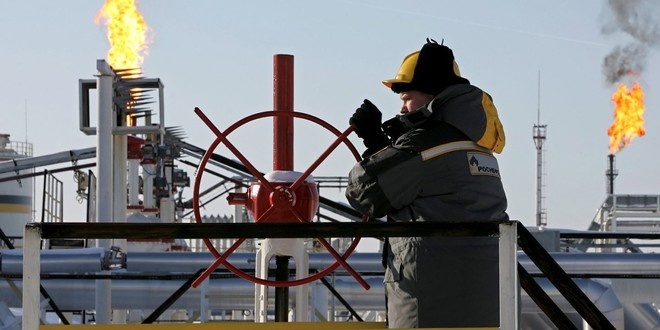 إنتاج روسيا النفطي مستقر في يناير رغم انخفاض إمدادات روسنفت ولوك أويل