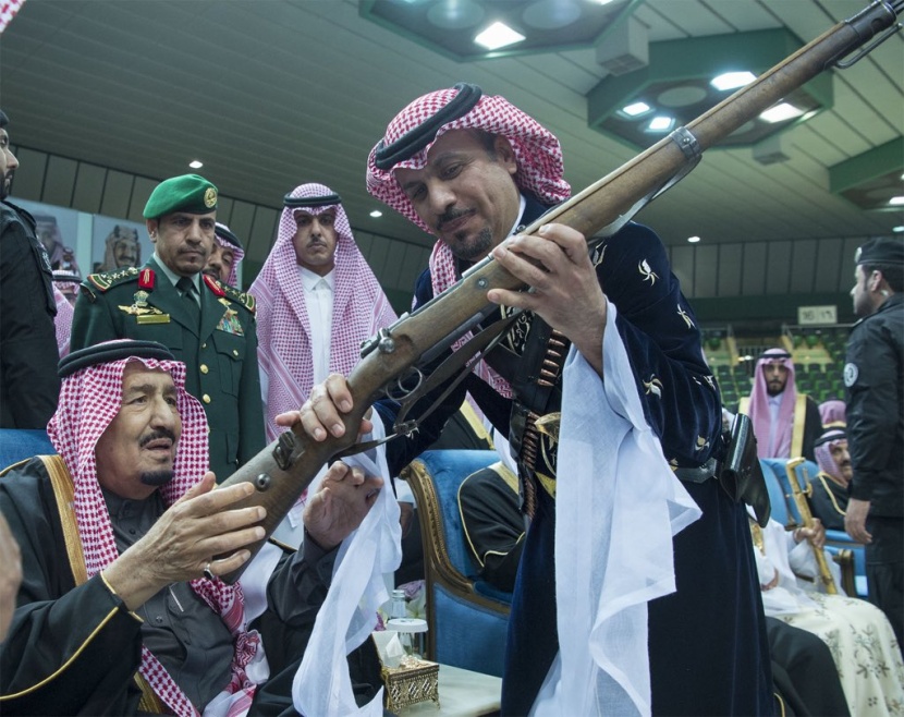 قصة مصورة.. الملك سلمان يرعى حفل العرضة السعودية