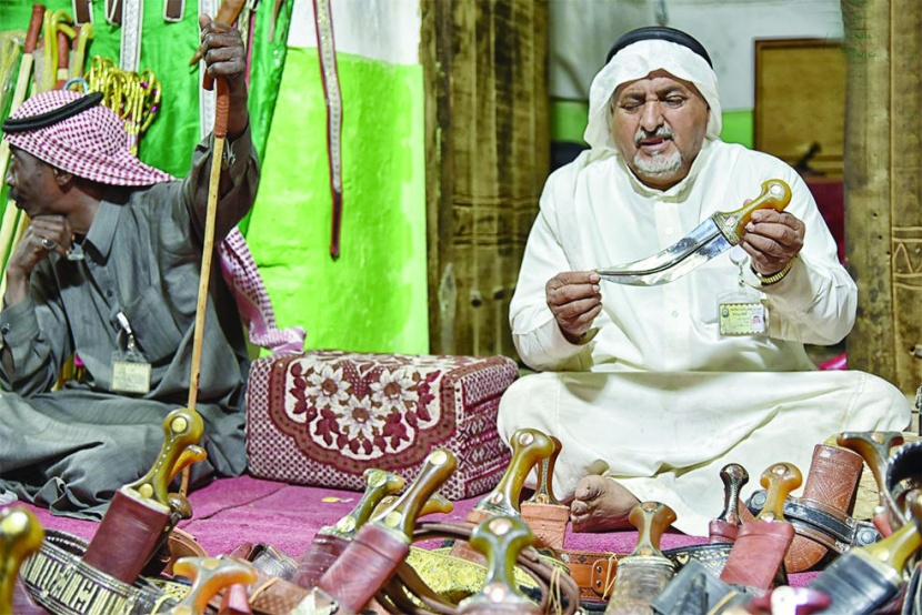 اختفاء صناعة السيوف من «الجنادرية» .. واستبدال الخناجر المحلية بالمستوردة
