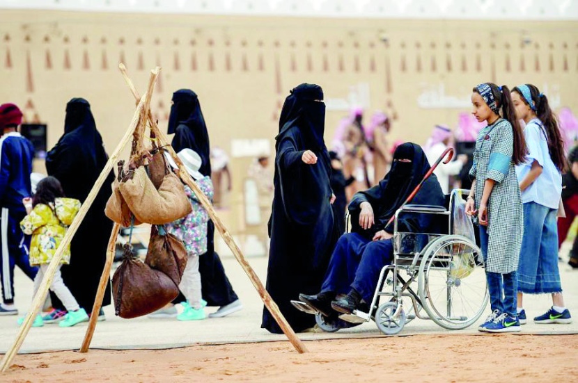 30 لعبة تعيد مسنات جناح القصيم في «الجنادرية» 70 عاما إلى الوراء