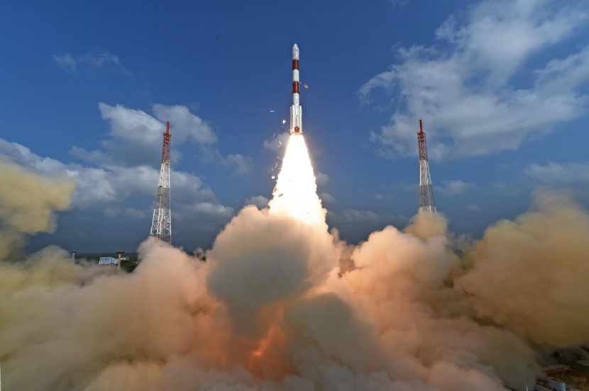 اليابان تطلق بنجاح صاروخا صغيرا يحمل قمرا صناعيا في الفضاء