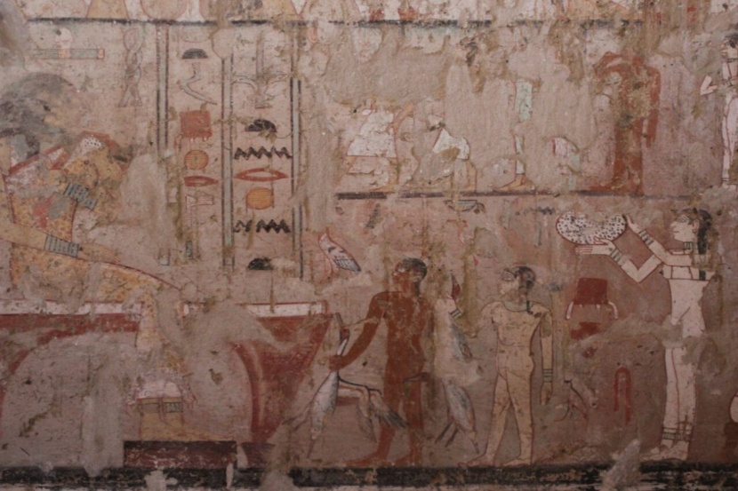 أثريون مصريون يكتشفون مقبرة عمرها 4400 عام في الجيزة