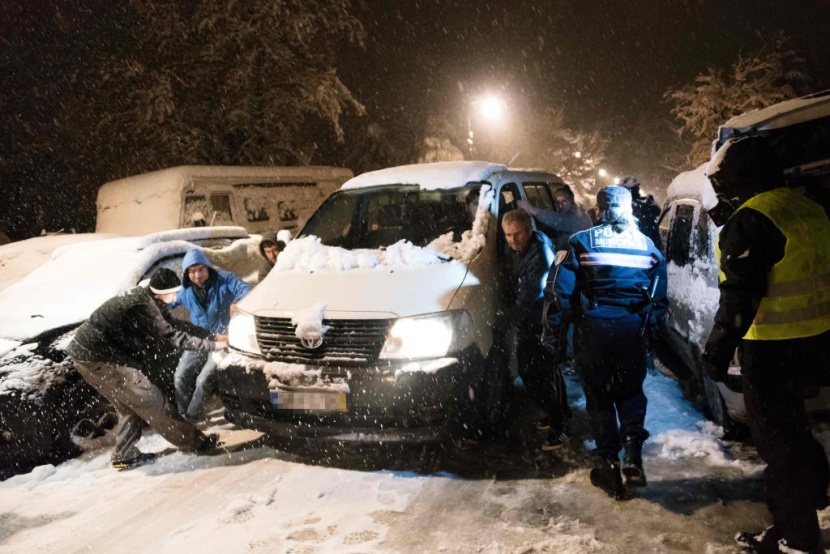 تساقط الثلوح يؤدي الى حالة من الفوضى في فرنسا
