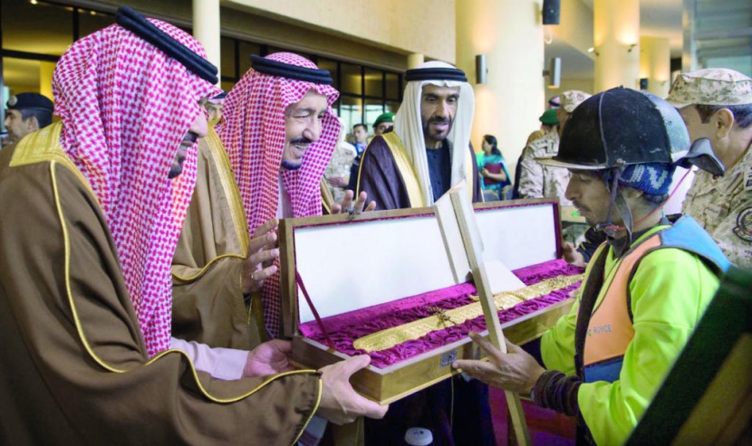 خادم الحرمين يفتتح مهرجان الجنادرية ويرعى سباق الهجن