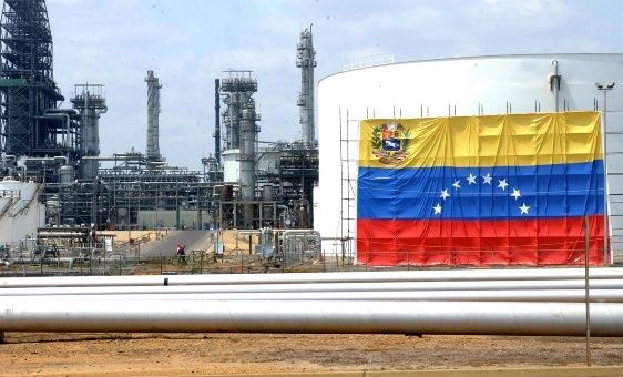 أمريكا تبحث فرض عقوبات نفطية واسعة النطاق على فنزويلا