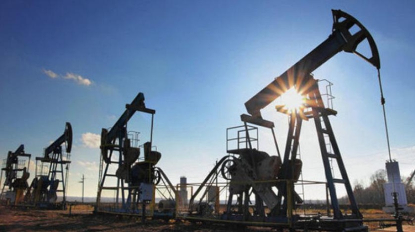 النفط ينزل وزيادة الإنتاج الأمريكي تلقي بظلالها على الأسواق