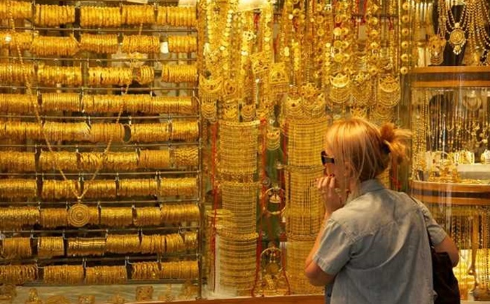 أسعار الذهب ترتفع بدعم مخاوف سياسية وتراجع الدولار