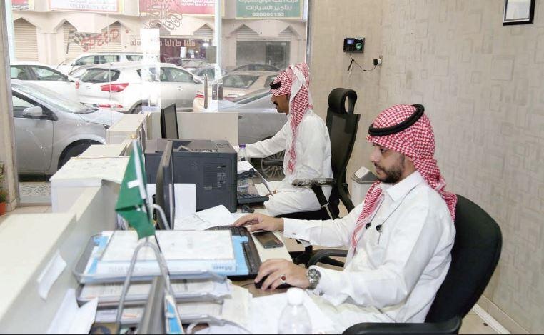 منافذ تأجير السيارات بلا أجانب .. والرواتب تجذب الشباب السعوديين بعد «التوطين»