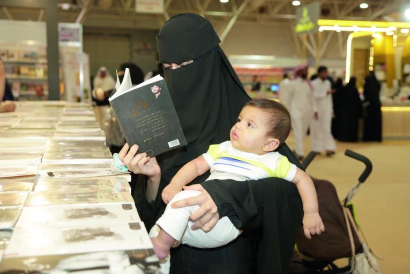 متطوعون يرافقون المكفوفين في «معرض الرياض».. وكتب بلغة «برايل» العام المقبل