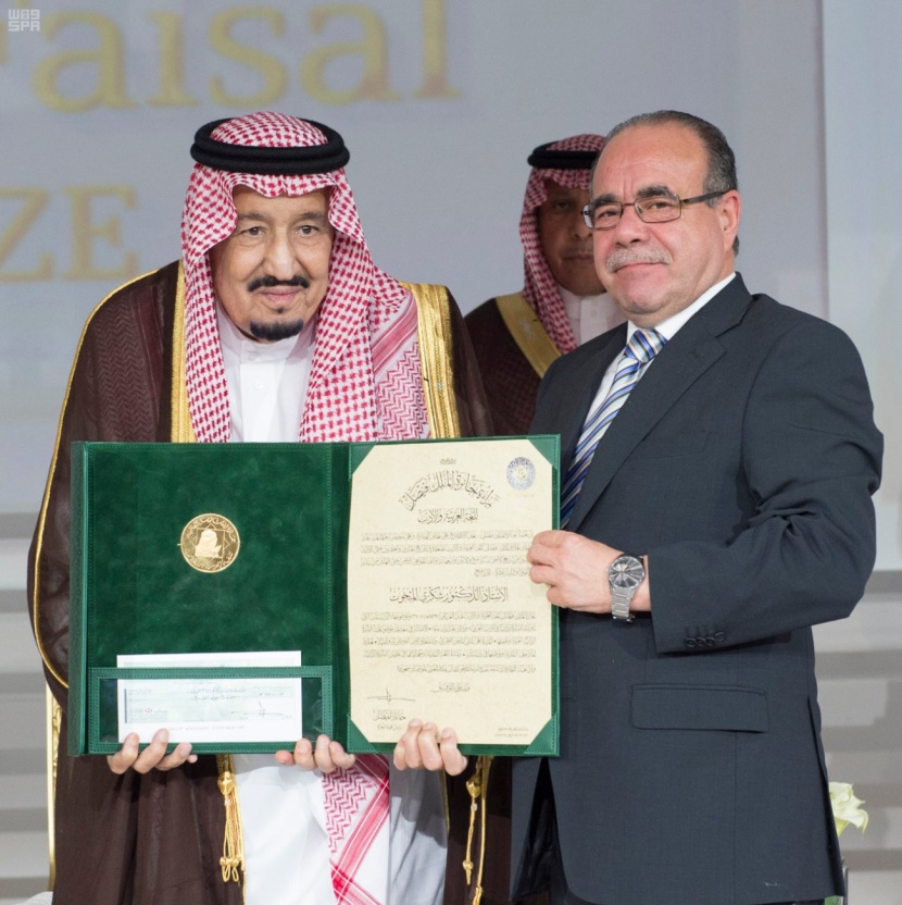 الملك سلمان يسلم جوائز الملك فيصل العالمية للفائزين