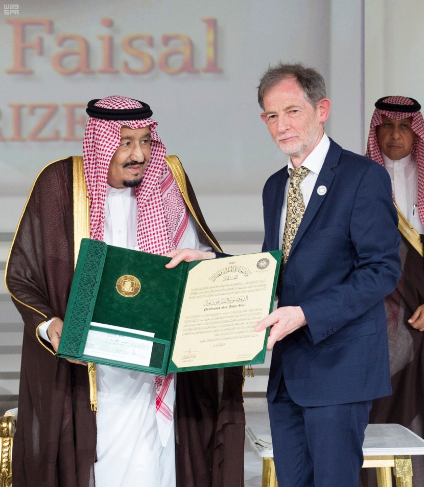 الملك سلمان يسلم جوائز الملك فيصل العالمية للفائزين
