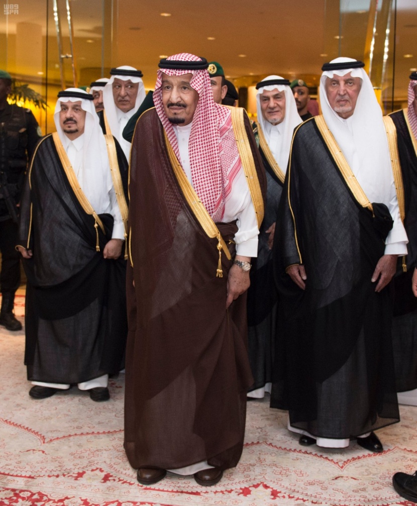 الملك سلمان يسلم جوائز الملك فيصل العالمية للفائزين