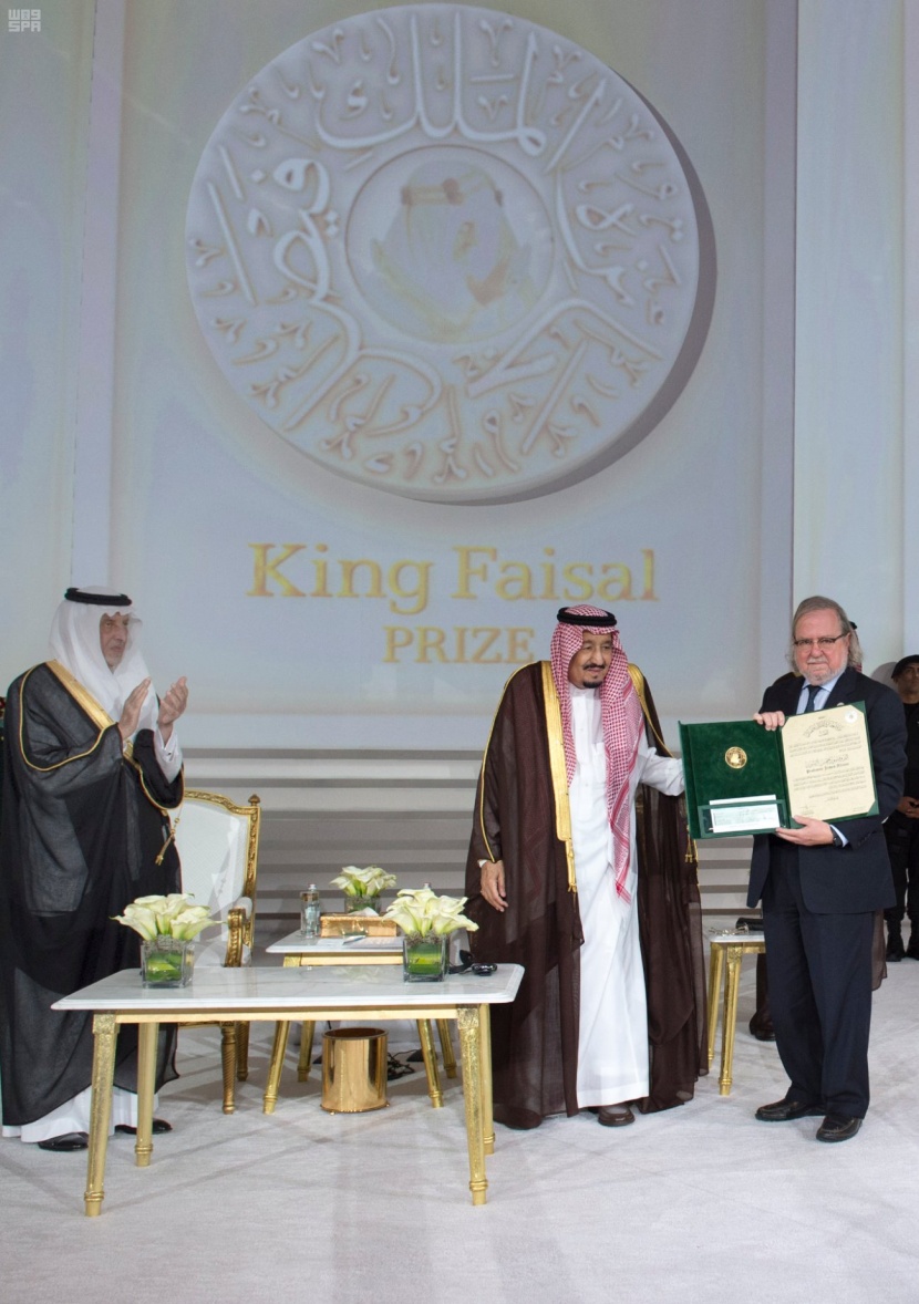 الملك سلمان يسلم جوائز الملك فيصل العالمية للفائزين