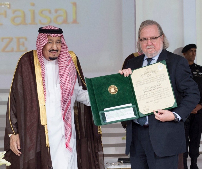 الملك سلمان يسلم جوائز الملك فيصل العالمية للفائزين