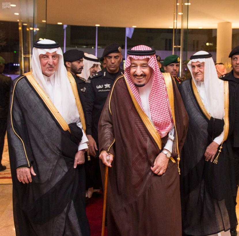 الملك سلمان يسلم جوائز الملك فيصل العالمية للفائزين