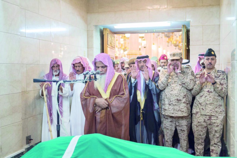 أداء صلاة الميت على الشهيد الجهني 
في المسجد النبوي