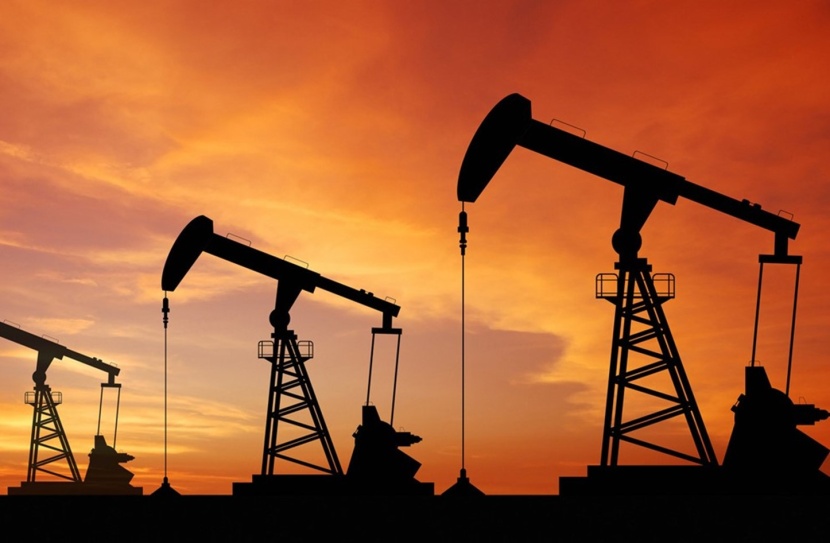 النفط يستقر بعد انخفاض كبير لكنه يظل تحت ضغط نمو الإنتاج الأمريكي