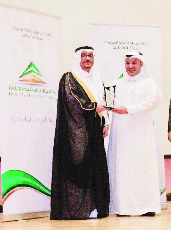 «بني هميم» يحصل على جائزة القائد الحكومي المتميز