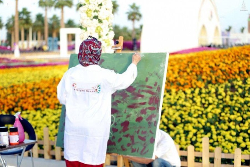 «الرسم في الهواء الطلق» يزين مهرجان الزهور في ينبع