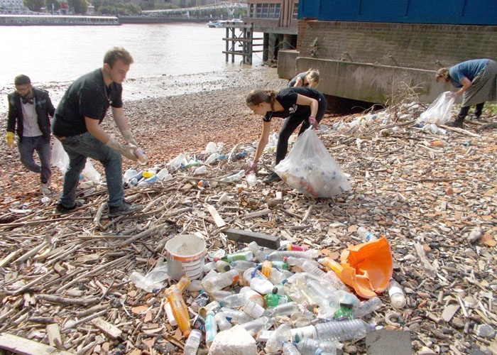 أكثر من 40 شركة تتعهد بالحد من المخلفات البلاستيكية في بريطانيا