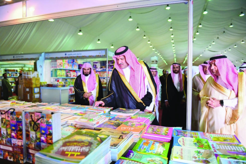 أمير المدينة المنورة يدشن معرض الكتاب والمعلومات في الجامعة الإسلامية