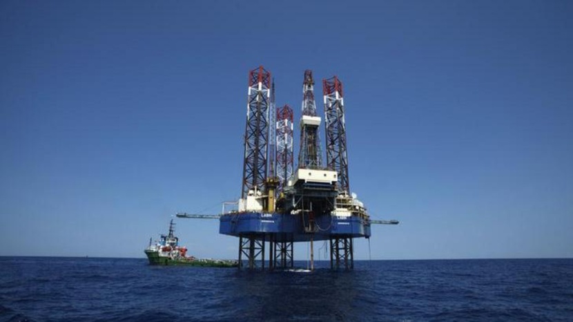 النفط يهبط رغم خفض أوبك وعقوبات إيران