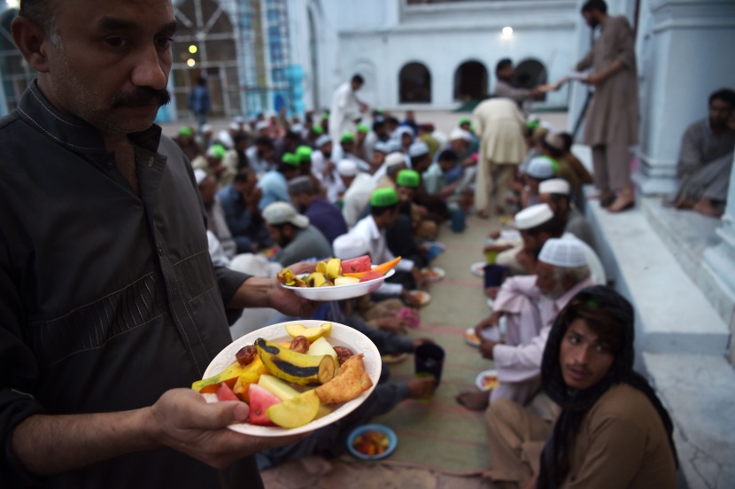 قصة مصورة: رمضان.. صلوات وذكر وموائد عامرة