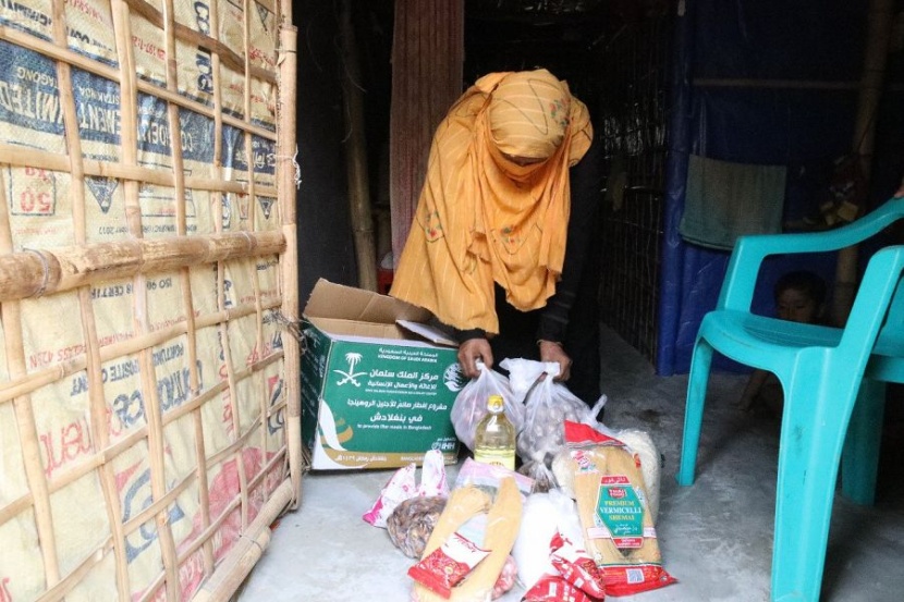 مركز الملك سلمان للإغاثة يوزع السلال الغذائية الرمضانية للاجئين الروهينجا في بنغلاديش