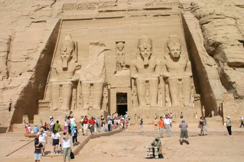 إيرادات مصر من السياحة تقفز 83 % في الربع الأول وعدد السياح 37 %