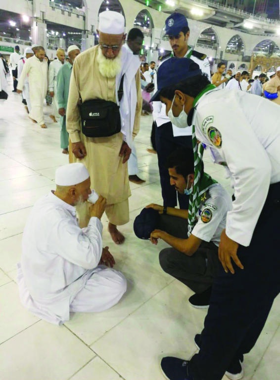 يسجل عناصر الكشافة السعودية خلال شهر رمضان في المسجد الحرام في خدمة الزوار والمعتمرين مواقف بطولية وإنسانية تتجدد كل عام