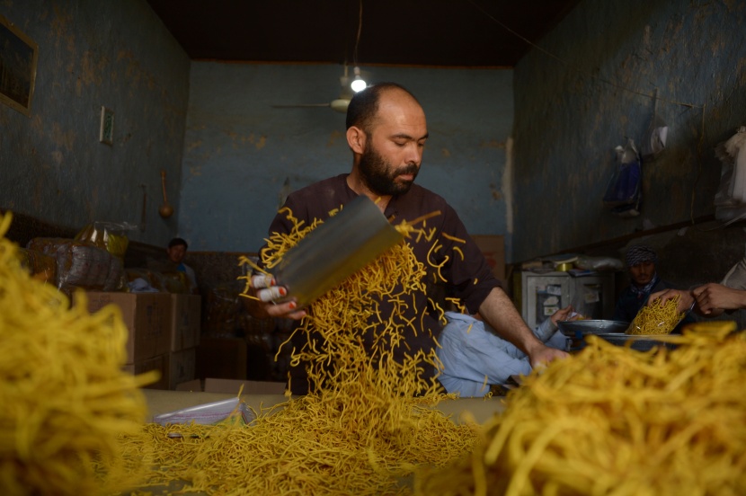 وجبات إفطار من الطحين والسكر تجذب الملايين في أفغانستان